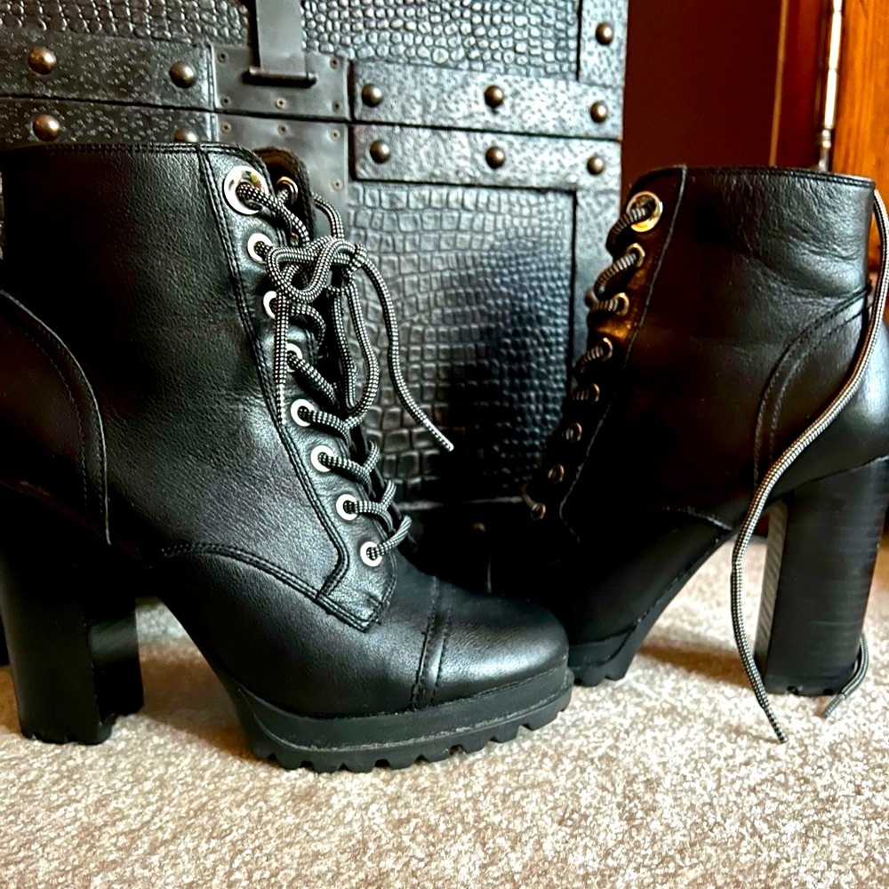 ALDO; Victorian Black Leather Lace-up Boots; sz 8 - Picture 6 of 10